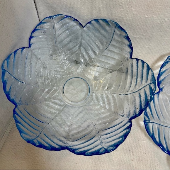 4/Collectible Cobalt Blue Petal/Leaf Pressed Glass Scalloped Serving Bowl - Picture 5 of 7